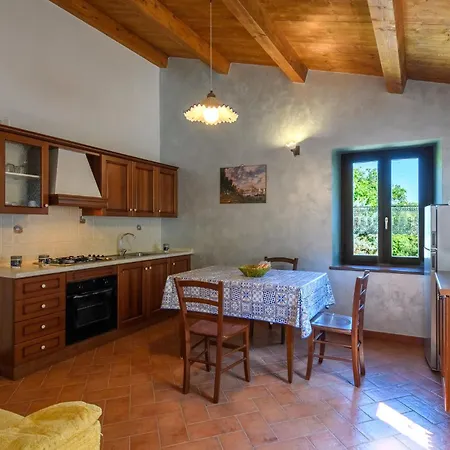 4 Bedroom Stunning In Casa vacanze Mergo